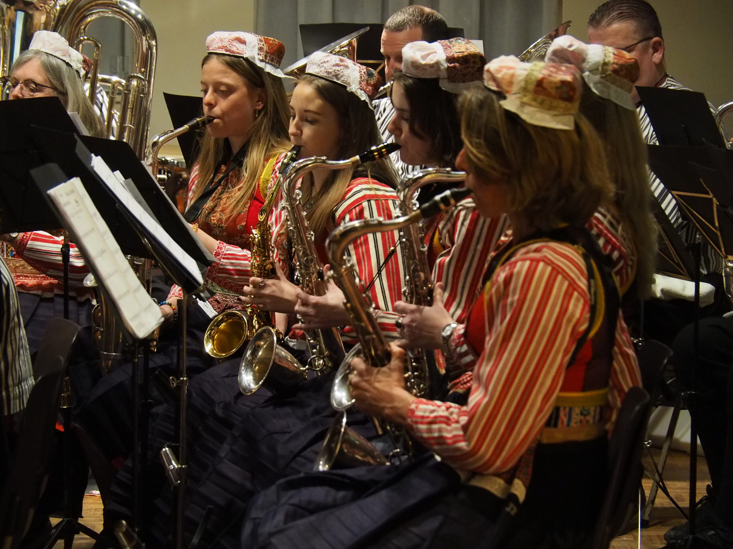 Leden van muziekvereniging Juliana Marken spelen saxofoon